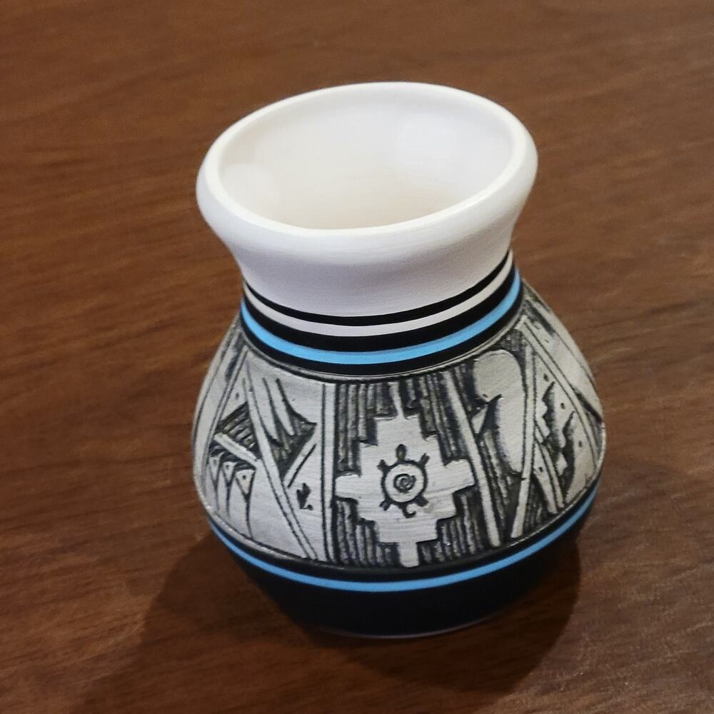 Huskeniene Pottery Hand Thrown Navajo Pot Signed by Author